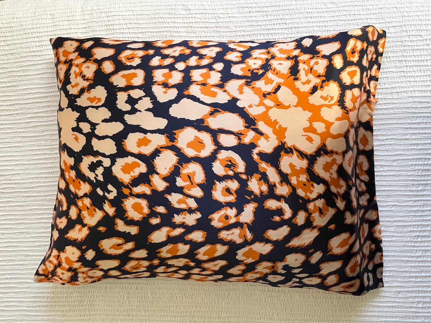 La funda de almohada de seda mejora la calidad del sueño, previene las arrugas y el cabello encrespado durante el sueño.