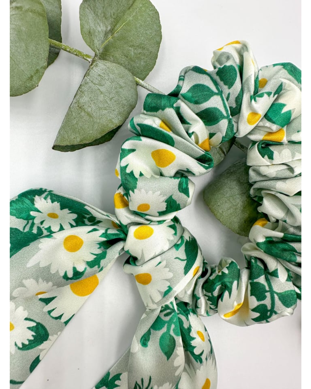 SILK BOW SCRUNCHIE - DAISY PRINT