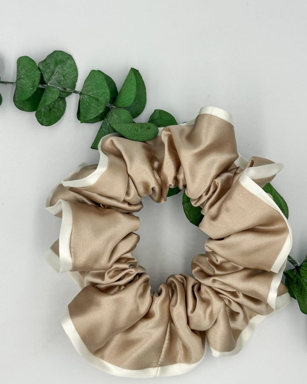 SILK SCRUNCHIE - CARAMEL & WHITE
