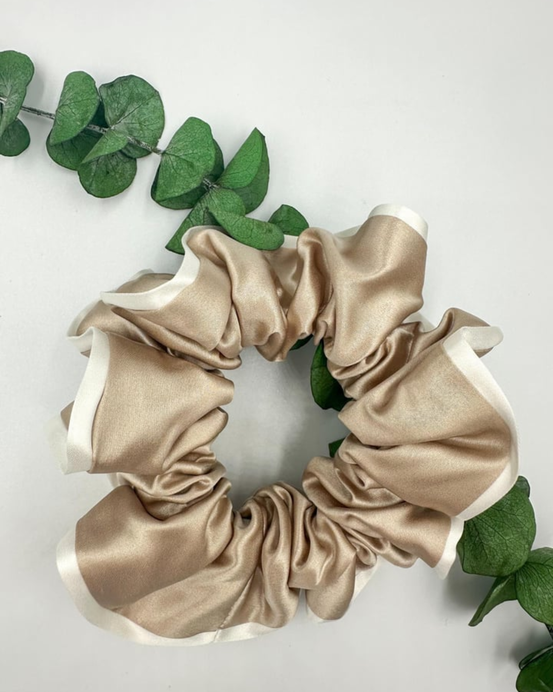 SILK SCRUNCHIE - CARAMEL & WHITE