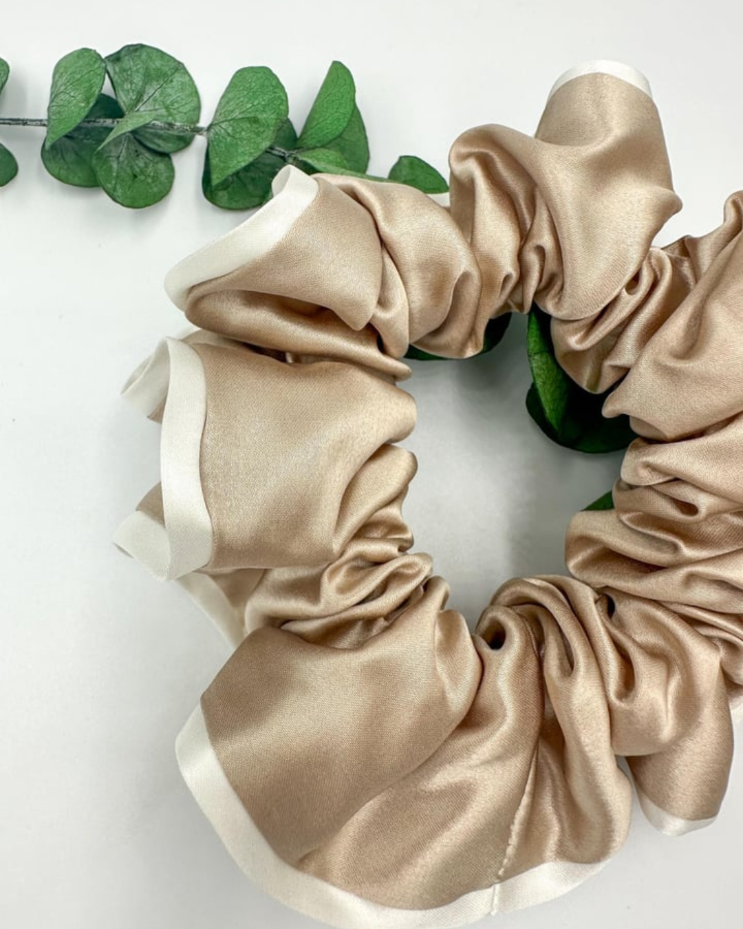 SILK SCRUNCHIE - CARAMEL & WHITE