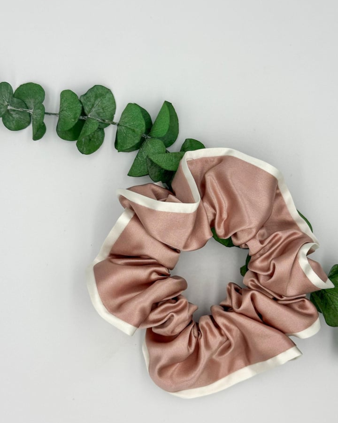 SILK SCRUNCHIE - PINK & WHITE