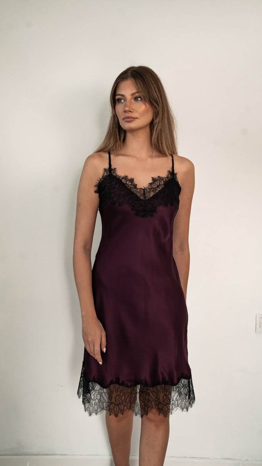 CAMISON DE SEDA CON DETALLES DE ENCAJE - COLOR VINO