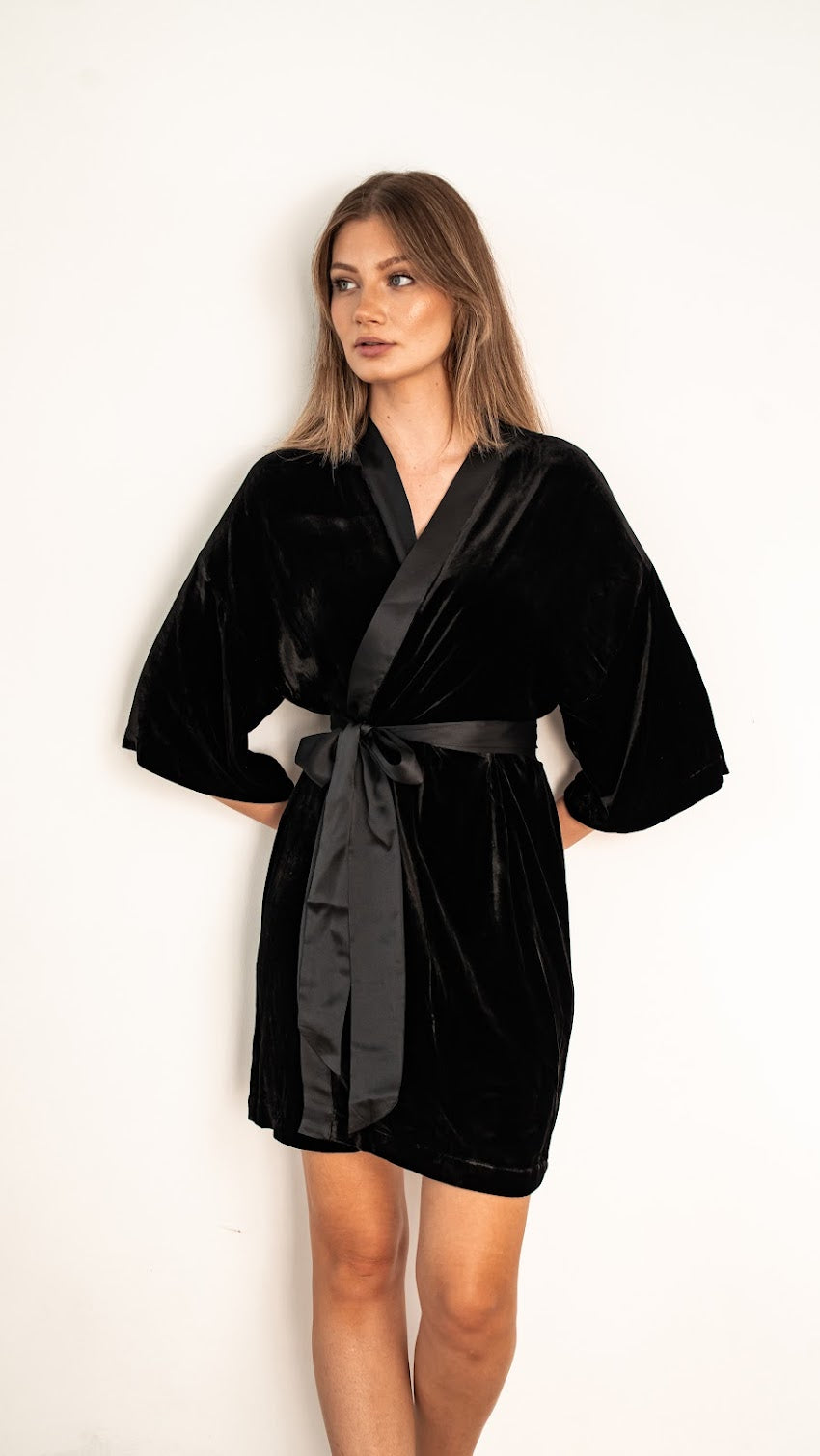 BATA DE TERCIOPELO/SEDA - COLOR NEGRO