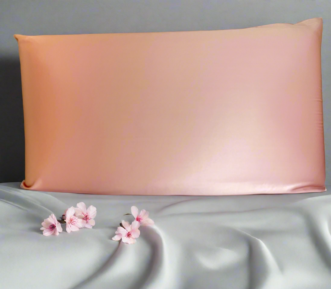Funda de almohada de seda 100% morera color Flor de Cerezo, presentada con pequeñas flores sobre una tela satinada
