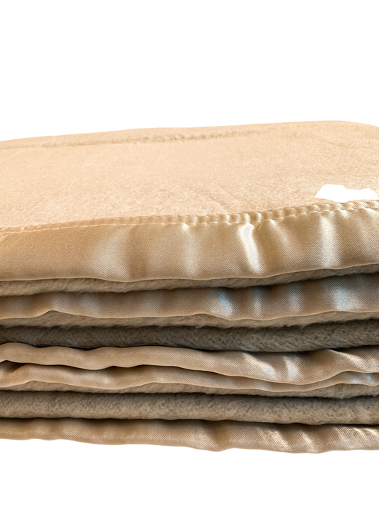 Las mantas de seda son muy suaves, acogedoras y cálidas; perfecto para acurrucarse en el sofá, la cama o de viaje. 