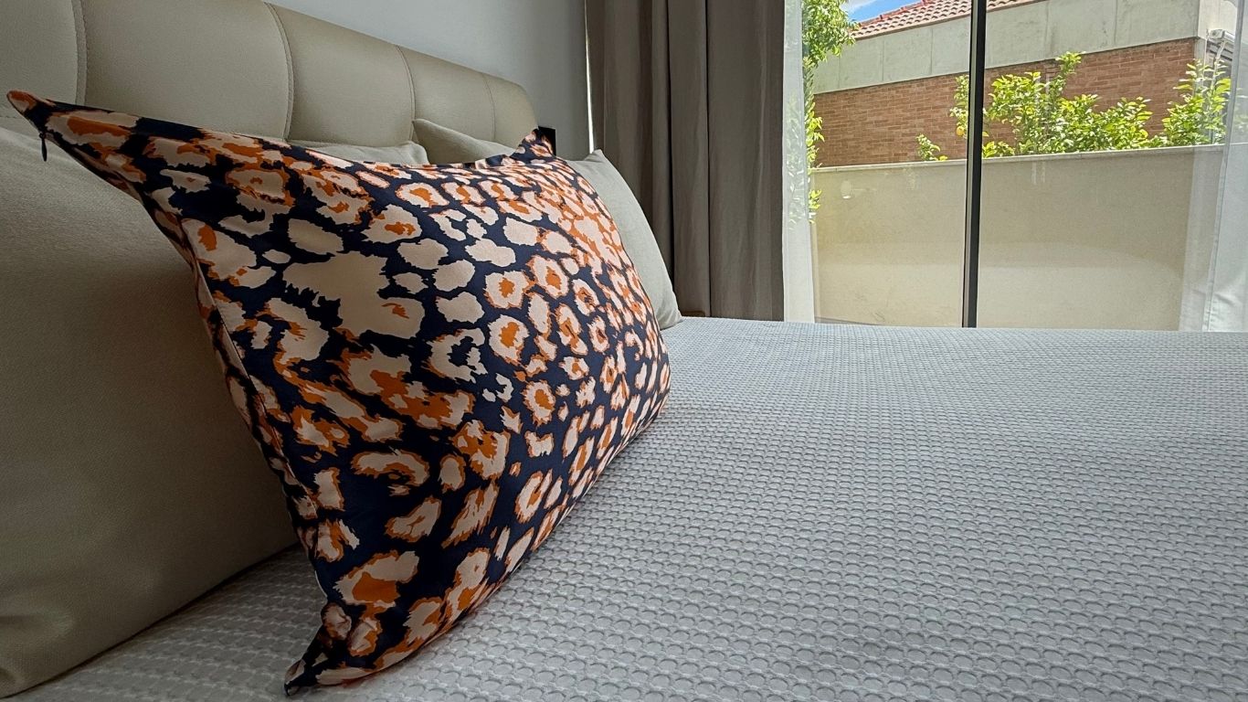 Silk pillowcases helps to reduce skin irritation. Ideal for allergy prone skin.