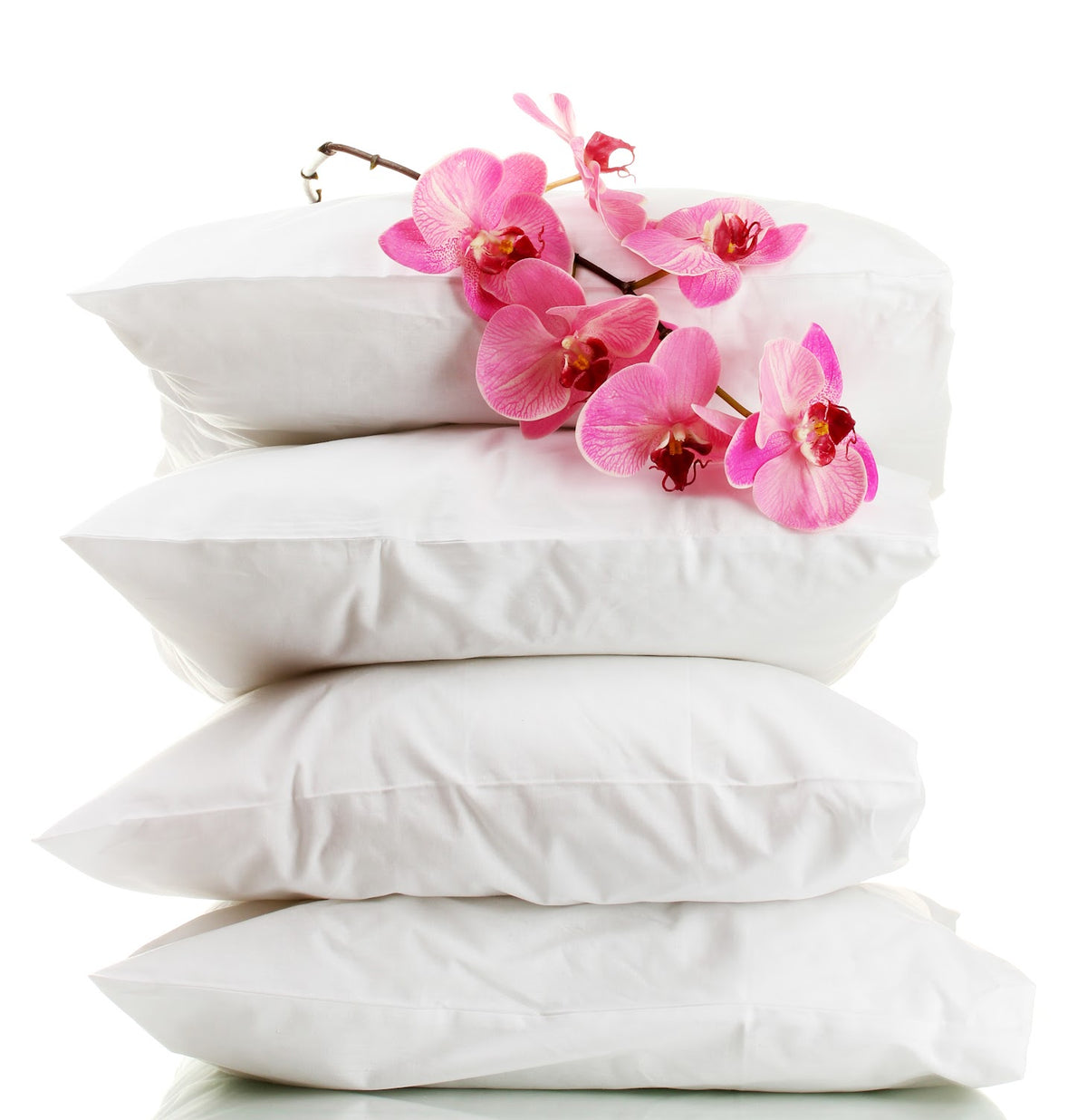 Almohadas blancas rellenas de seda de morera decoradas con orquídeas rosas