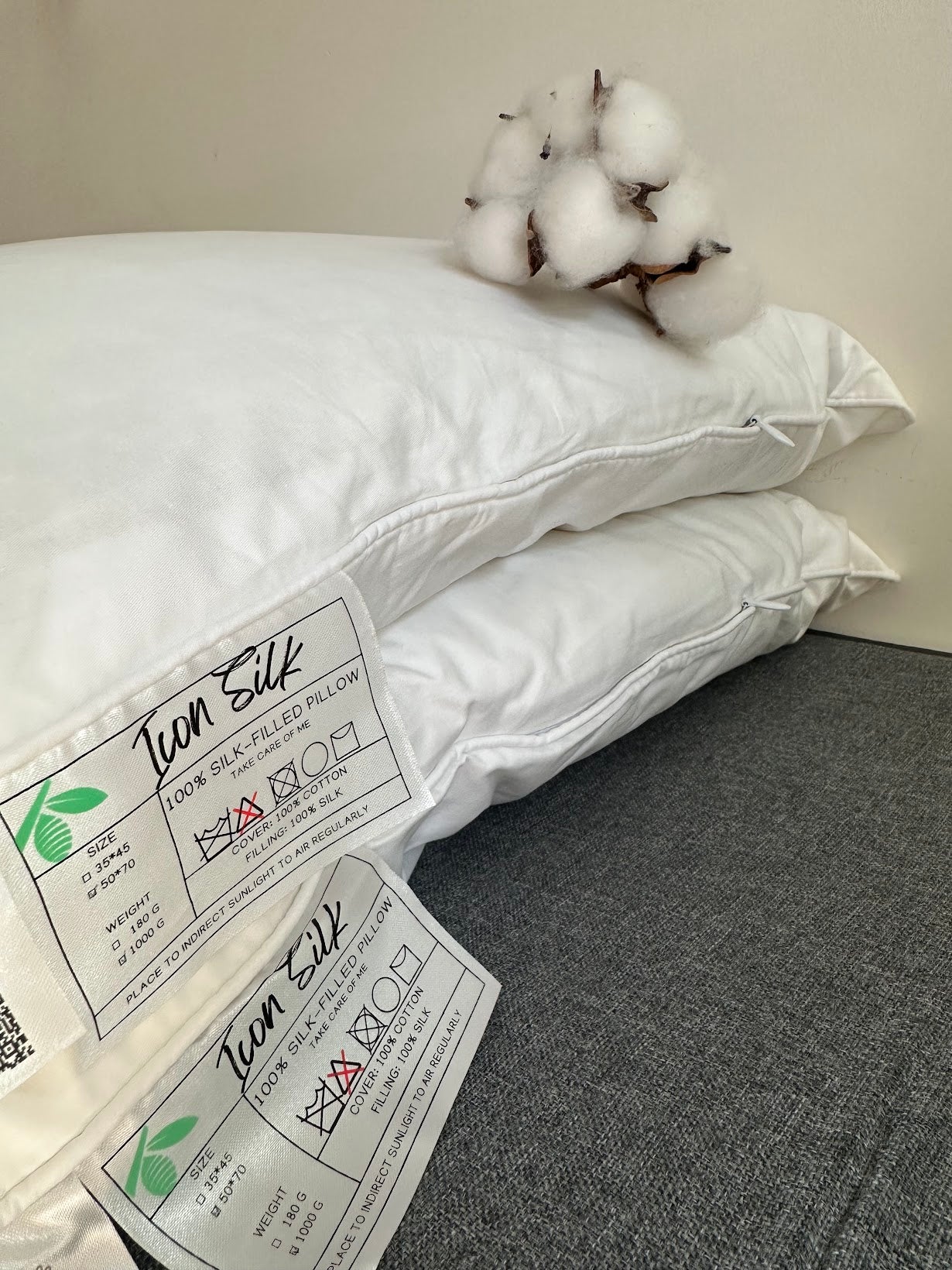 Dos almohadas blancas rellenas de seda con funda exterior de algodón