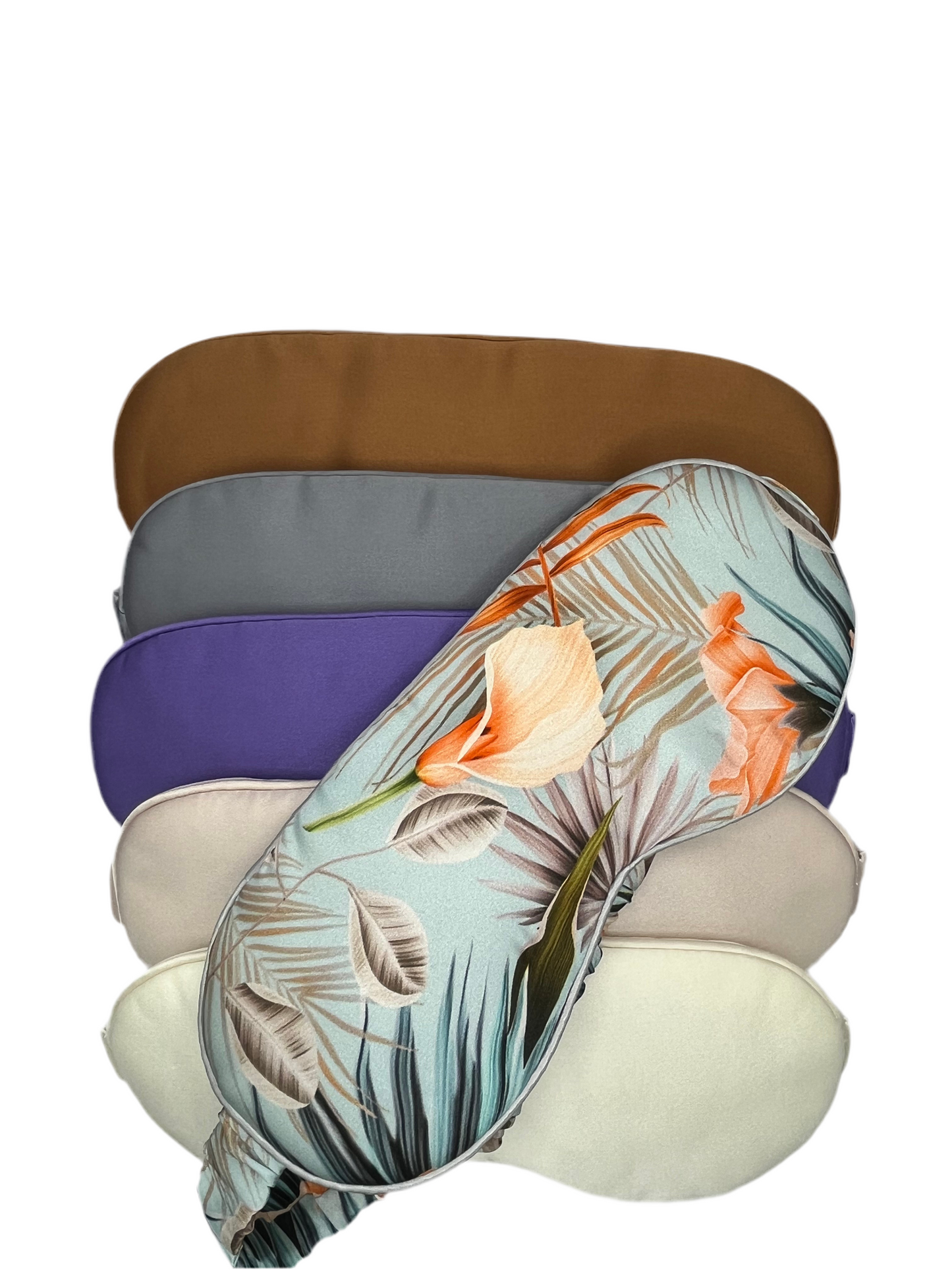 Antifaces para dormir de seda morera en varios colores junto a un antifaz con estampado tropical