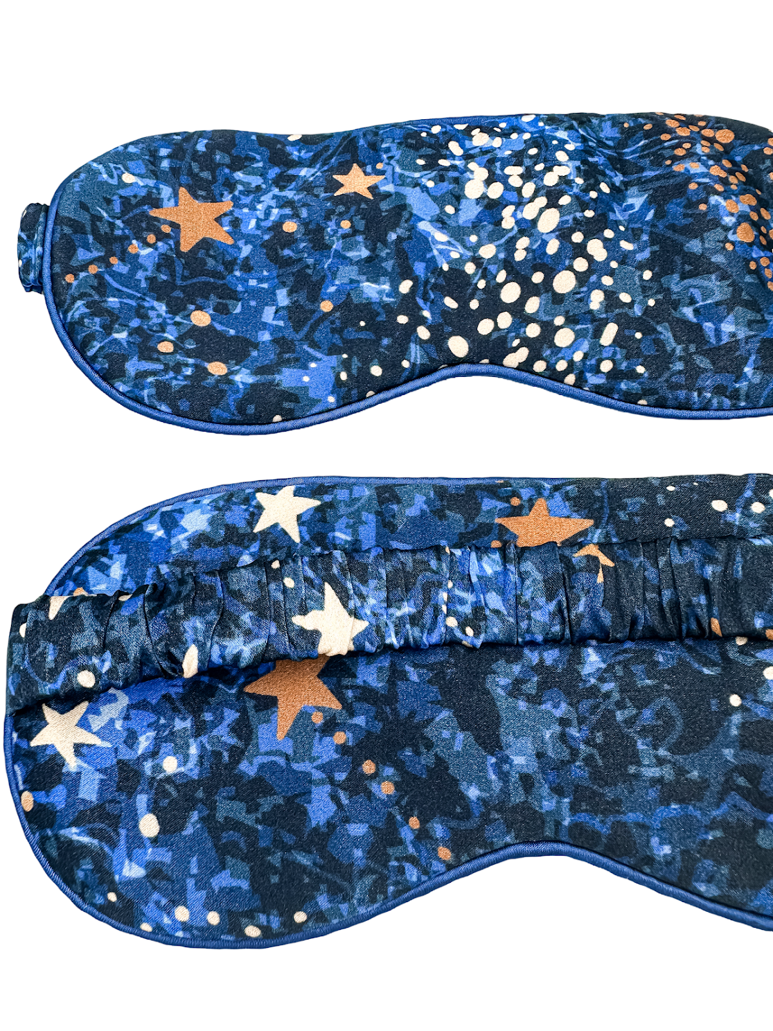 Vista frontal y trasera del antifaz para dormir de seda Cielo Nocturno en azul con estampado de estrellas