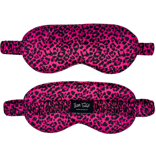 Antifaz para dormir de seda morera con estampado de leopardo rosa, vista frontal y trasera con banda elástica