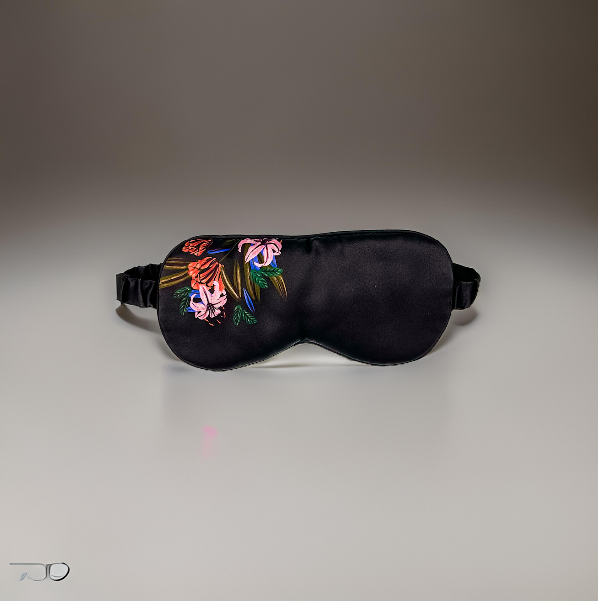 Antifaz para dormir de seda de morera floral marrón oscuro visto de frente