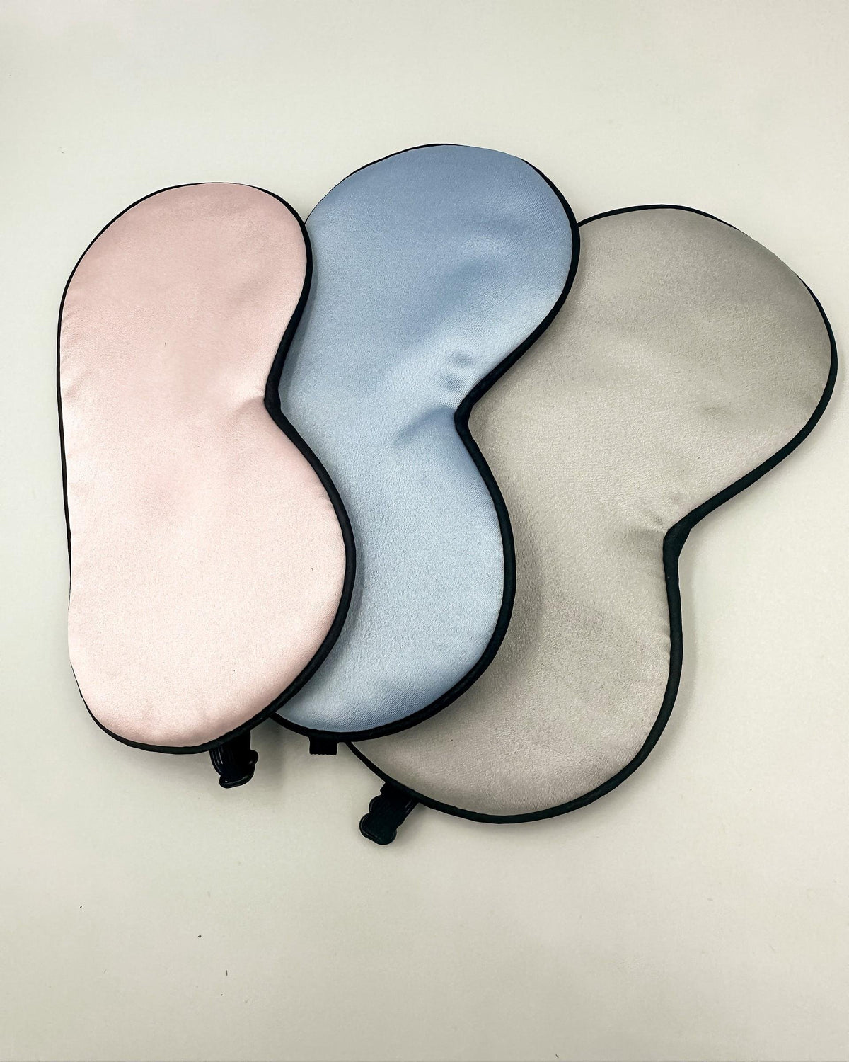 Antifaces de seda para niños en rosa, azul claro y gris perla con ribetes negros