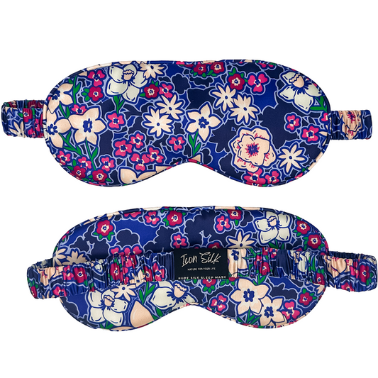 Vista frontal y trasera del antifaz para dormir de seda Jardín Azul con estampado floral multicolor sobre fondo azul marino