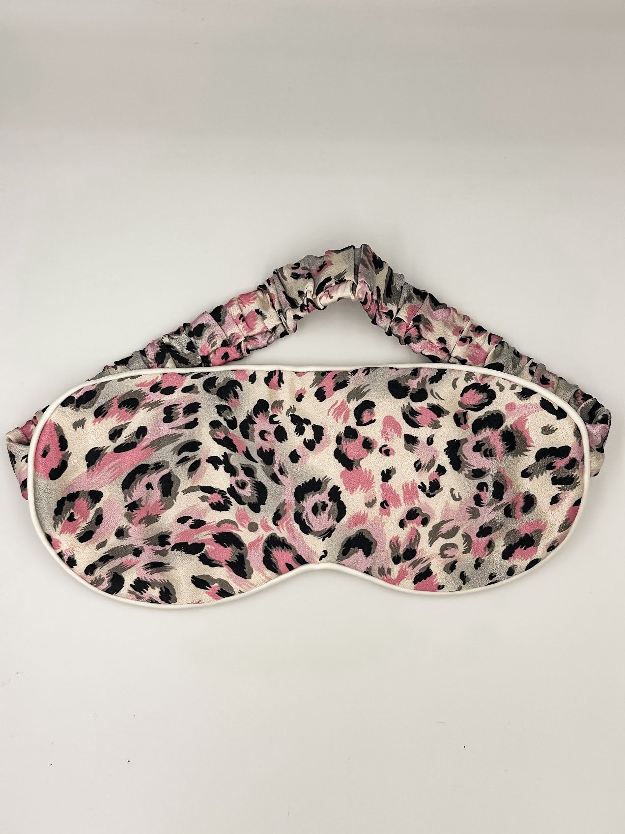 Antifaz para dormir de seda morera Rosa Salvaje con estampado animal rosa, gris y negro y banda elástica