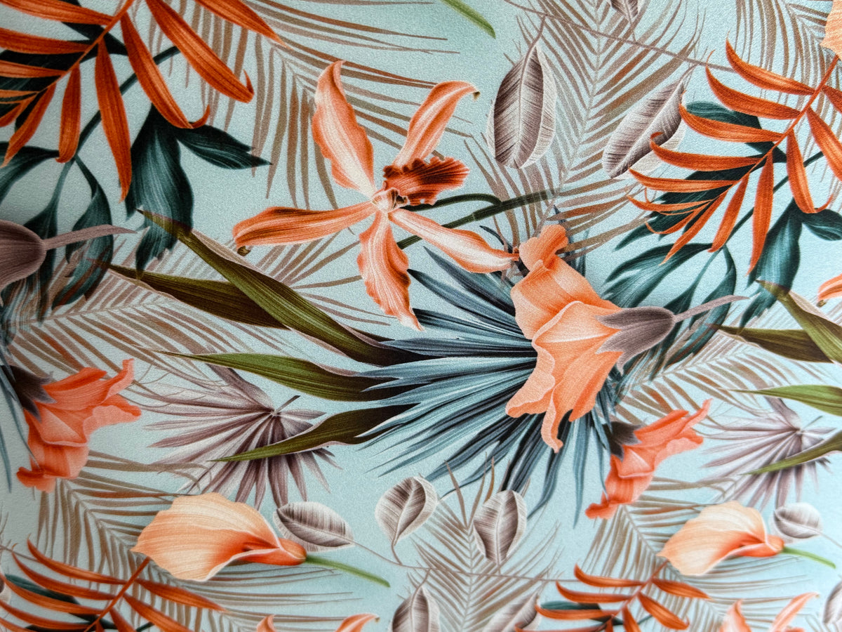 Detalle del tejido de seda con estampado tropical floral
