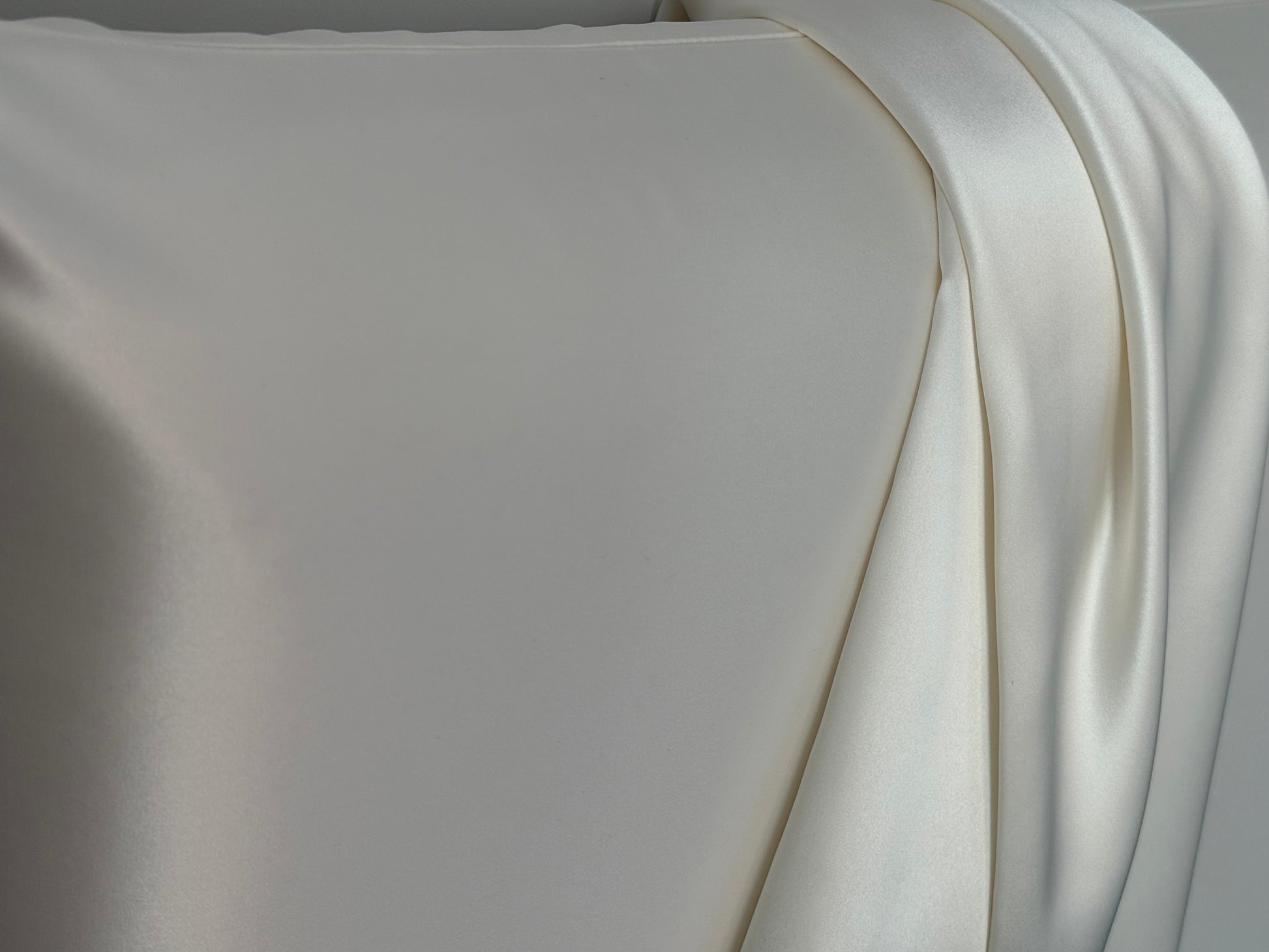 Detalle del tejido de seda de morera color blanco con acabado suave y brillante