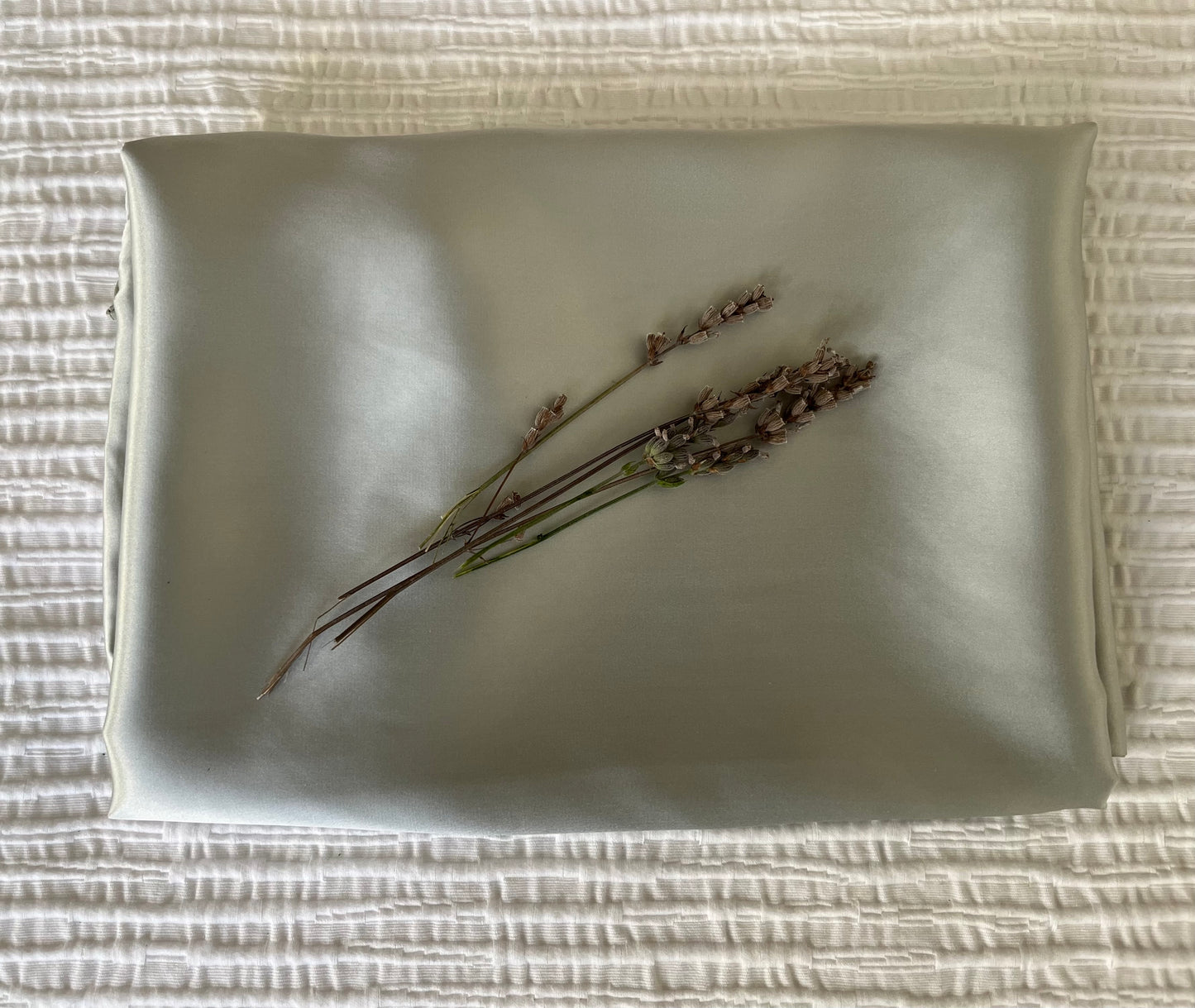 Funda de almohada de seda de morera color azul claro decorada con ramas de lavanda