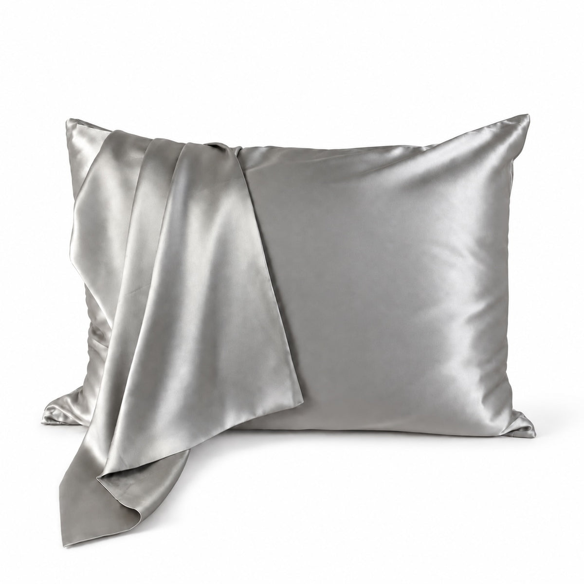 Funda de almohada de seda gris plata con tejido de seda sobre fondo blanco