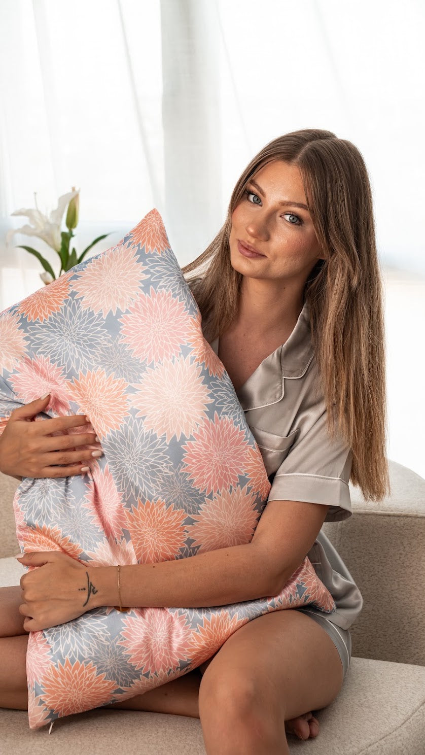 Mujer con funda de almohada de seda Jardín de Dalias con estampado floral