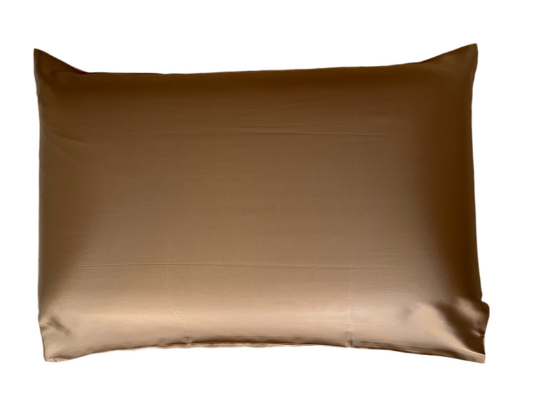 Funda de almohada de seda de morera color bronce sobre fondo blanco
