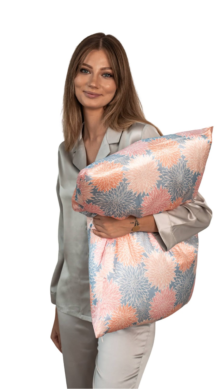Mujer sosteniendo una fundade almohada de seda Jardín de Dalias