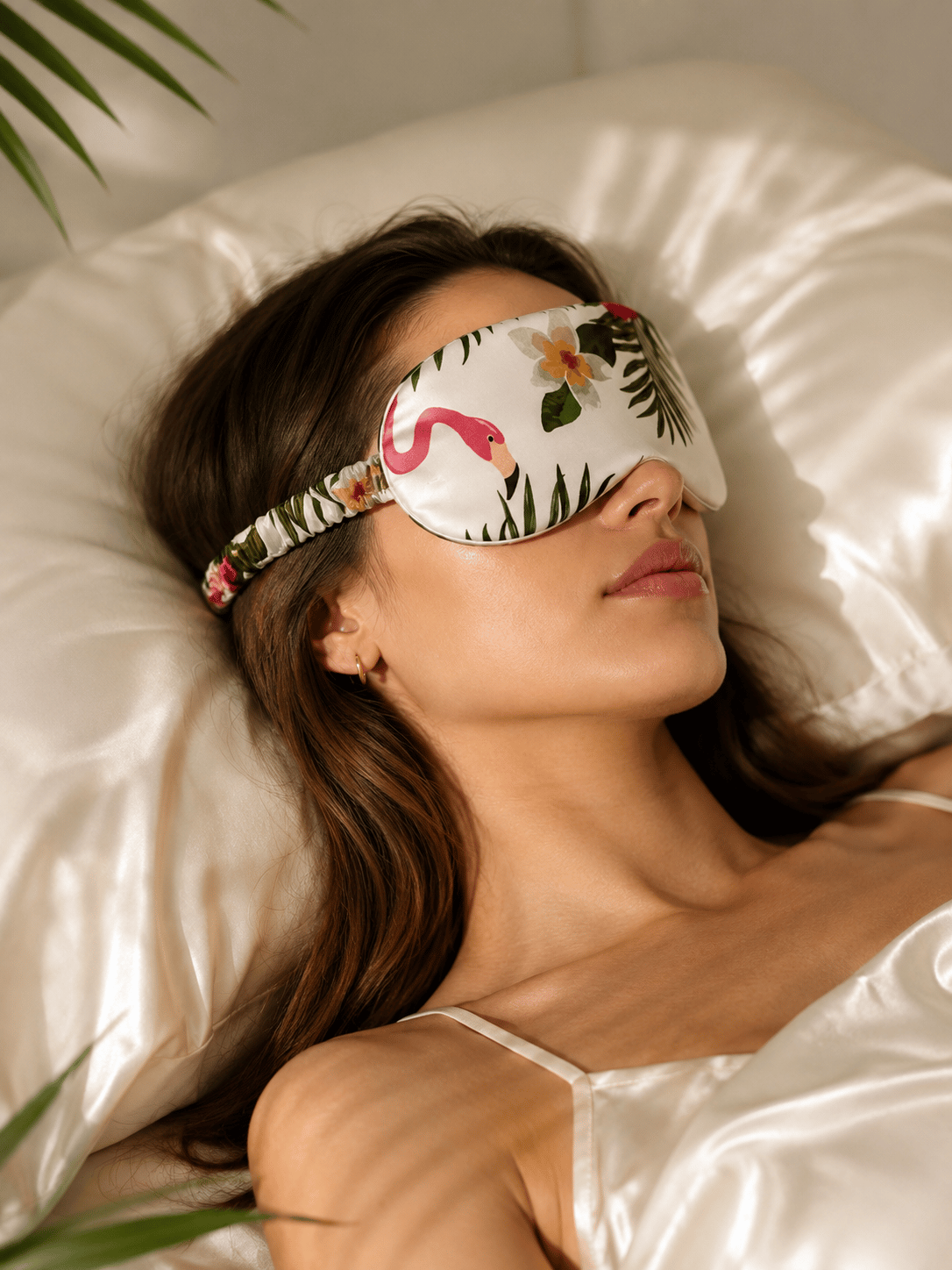 Mujer durmiendo con antifaz de seda natural Jardín Exótico