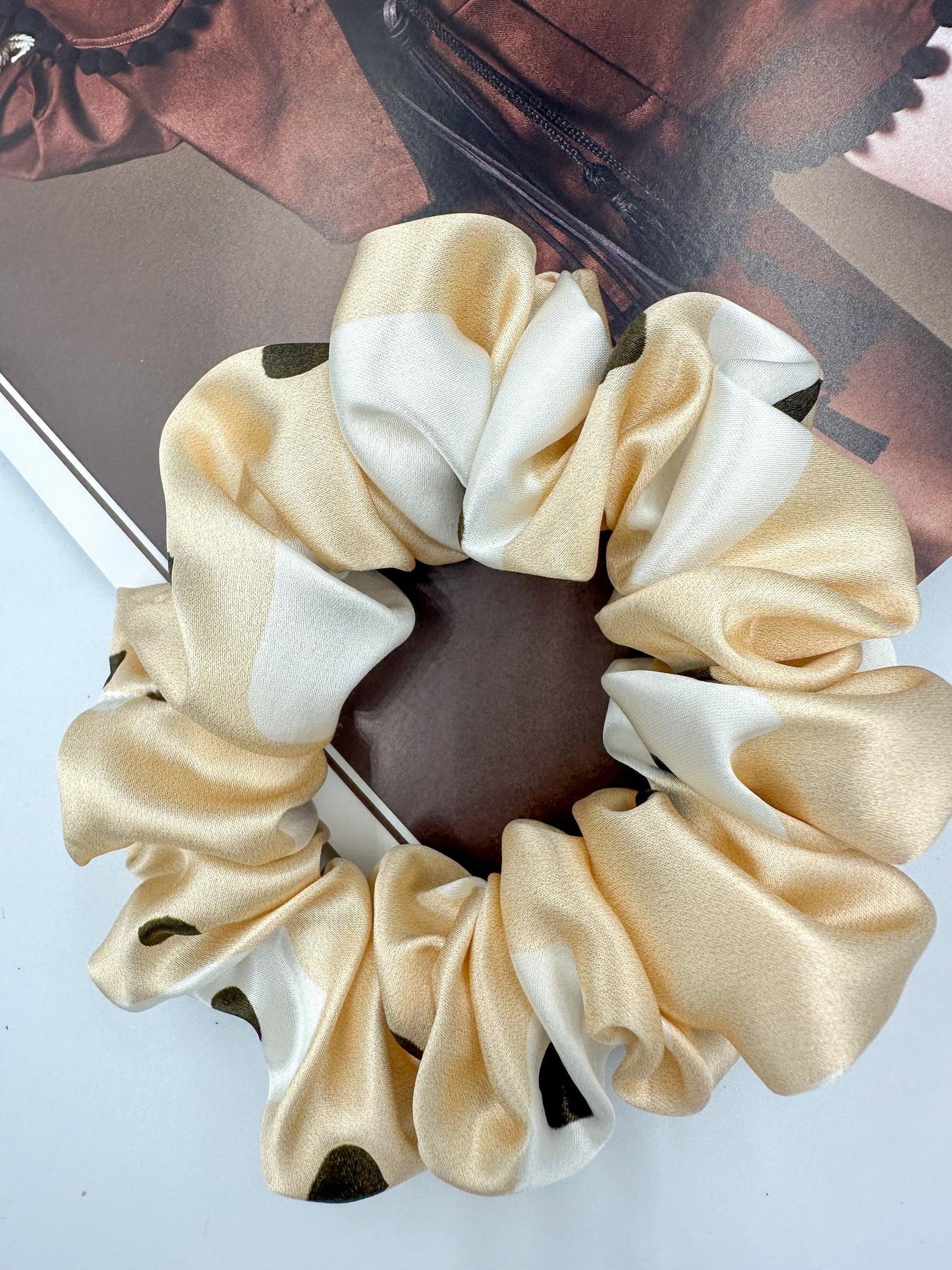 SILK SCRUNCHIE - POLKA DOT PRINT