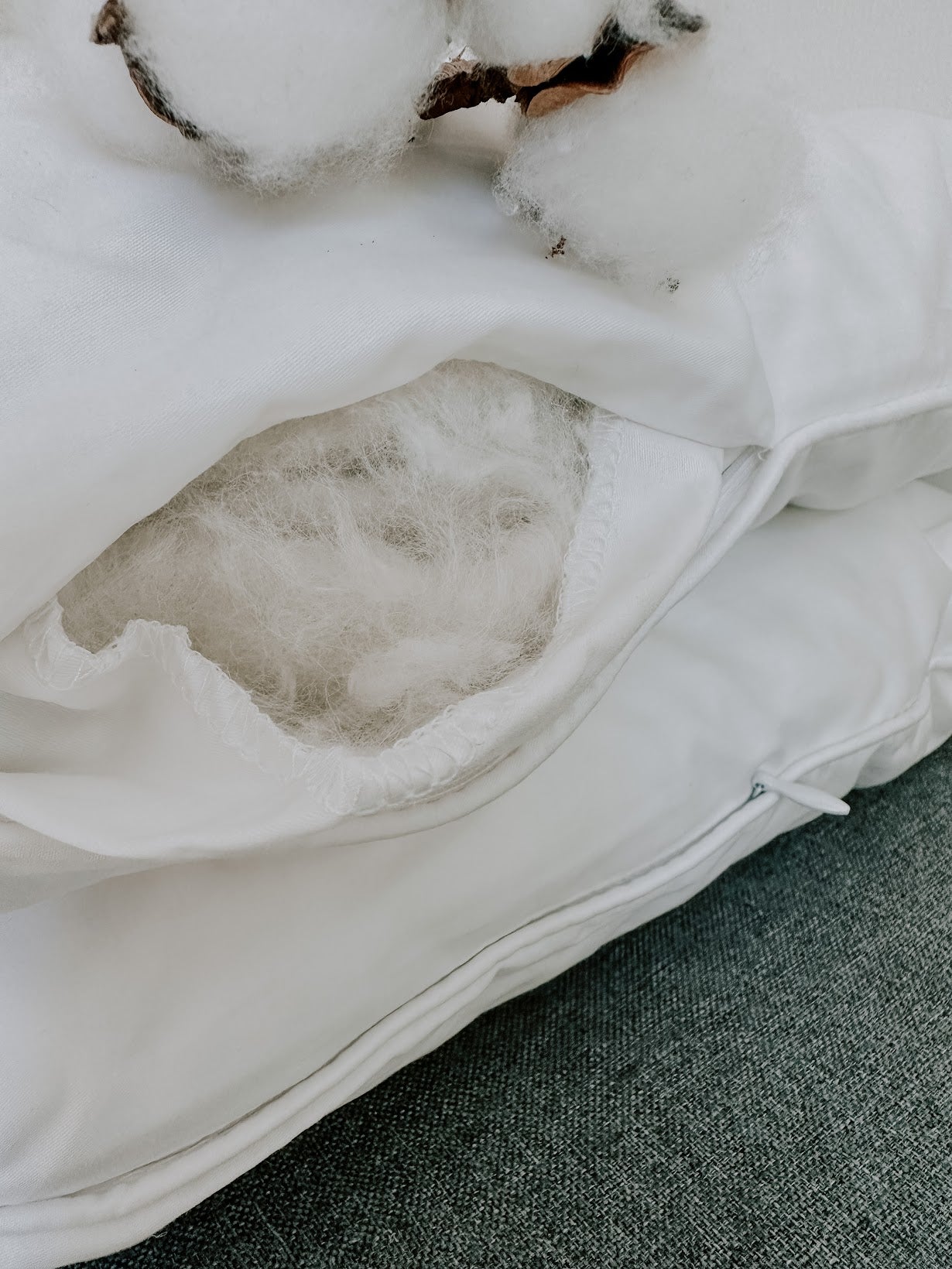 Detalle del interior de una almohada rellena de fibra de seda 