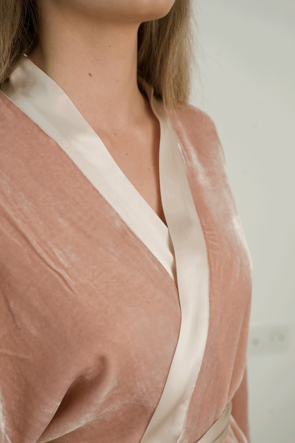 BATA DE TERCIOPELO/SEDA - COLOR ROSA PALIDO